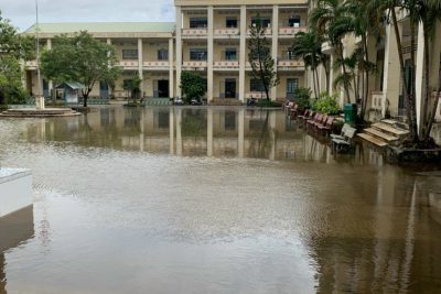 Trường THCS Thị Trấn cho học sinh nghỉ học phòng chống ngập lụt.
