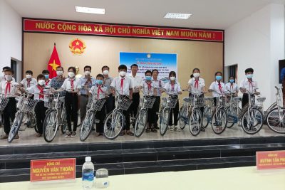 Dự lễ trao tặng xe đạp cho HS nghèo năm 2022 của Hội Khuyến học huyện Vĩnh Thuận