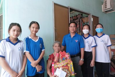 Thăm hỏi tặng quà cho Mẹ Liệt sĩ bà người gia neo đơn nhân dịp Tết Nguyên đáng 2023