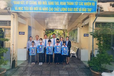 Bảo việt Nhân Thọ Huyện Vĩnh Thuận tặng quà cho học sinh có hoàn cảnh khó khăn