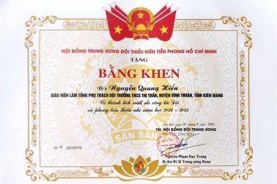 THẦY NGUYỄN QUANG HIỂN – GIÁO VIÊN TỔNG PHỤ TRÁCH ĐỘI TRƯỜNG THCS VĨNH PHONG 1 VINH DỰ NHẬN BẰNG KHEN CỦA HỘI ĐỒNG ĐỘI TRUNG ƯƠNG