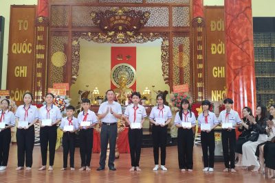 HỌC SINH NHẬN HỌC BỔNG TỪ SỞ DU LỊCH TỈNH AN GIANG