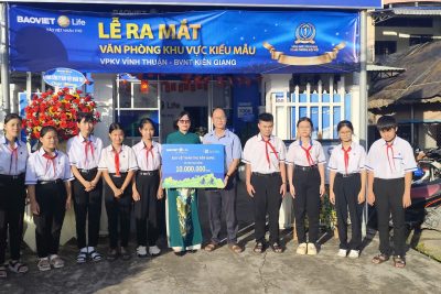 HỌC SINH NHẬN HỌC BỔNG TỪ BẢO VIỆT NHÂN THỌ VĂN PHÒNG KHU VỰC VĨNH THUẬN